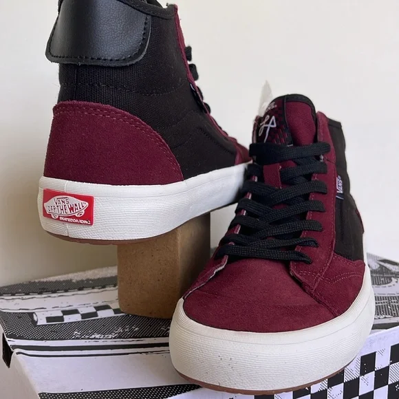 Vans WMNS The Lizzie Port/Black
VN0A4BX102Y
Sneakers - Picture 9 of 16